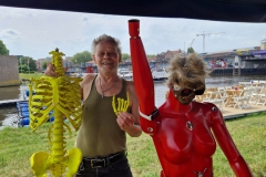 Jos verrijkte het project met zijn eigen assemblagekunst. Hij schonk een opvallende sculptuur, een rode mannequin met een schedelhoofd en een werkende webcam als oog. Daarnaast bracht hij verschillende objecten mee die een plek kregen binnen het kunstwerk en zo nieuwe verhalen toevoegden.